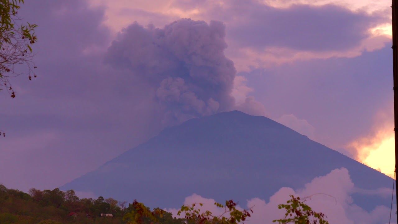 Камеры бали. Вулкан Агунг Бали. Вулкан Агунг вид из кафе. Розовый вулкан Индонезия видео. Phreatic Eruption.