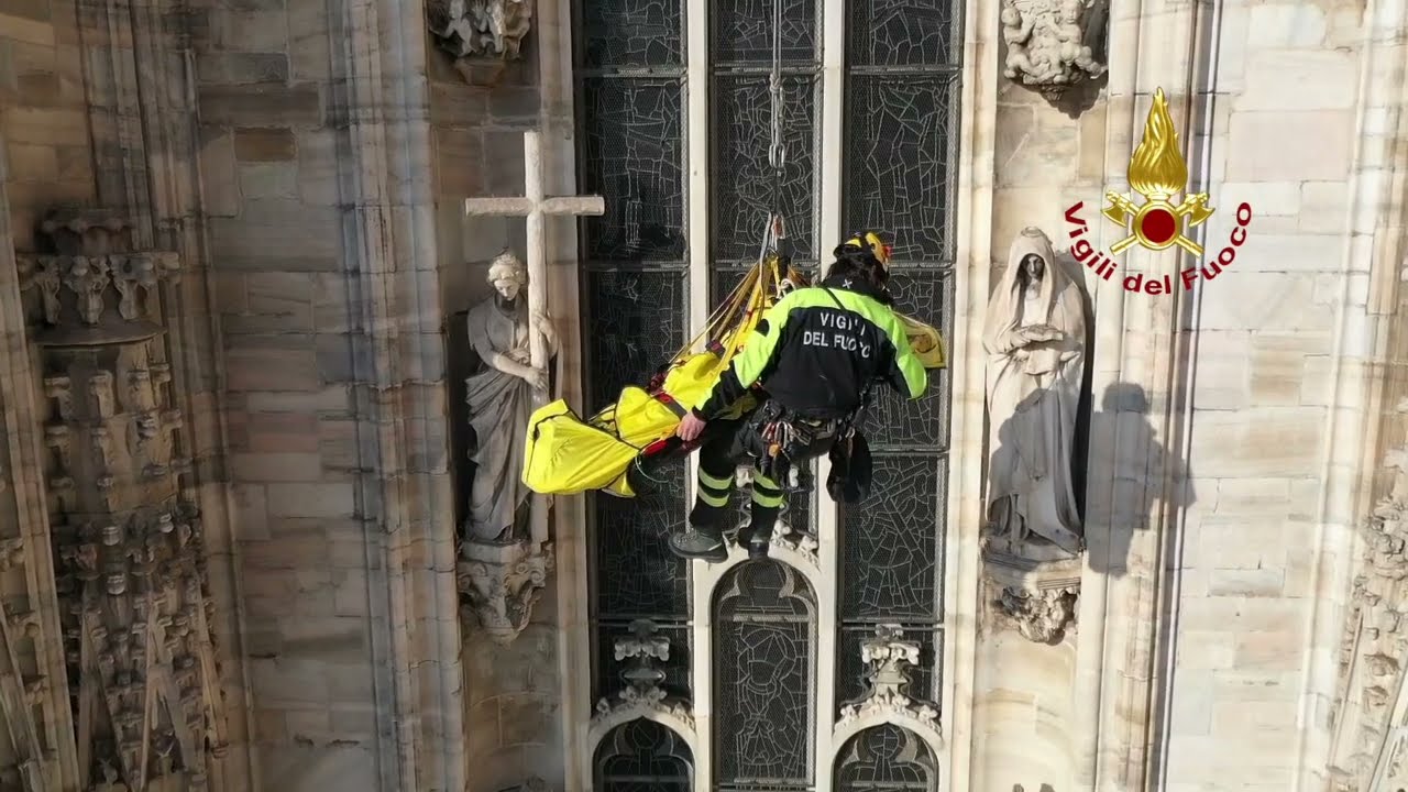 MILANO - ADDESTRAMENTO NUCLEO SPELEO ALPINO FLUVIALE AL DUOMO