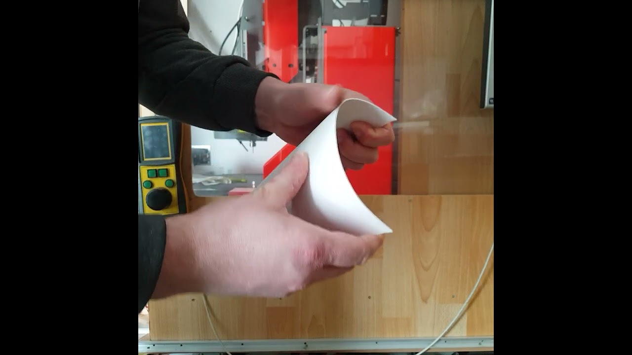 Kunststoffe in Form biegen. Polystyrol oder ABS.