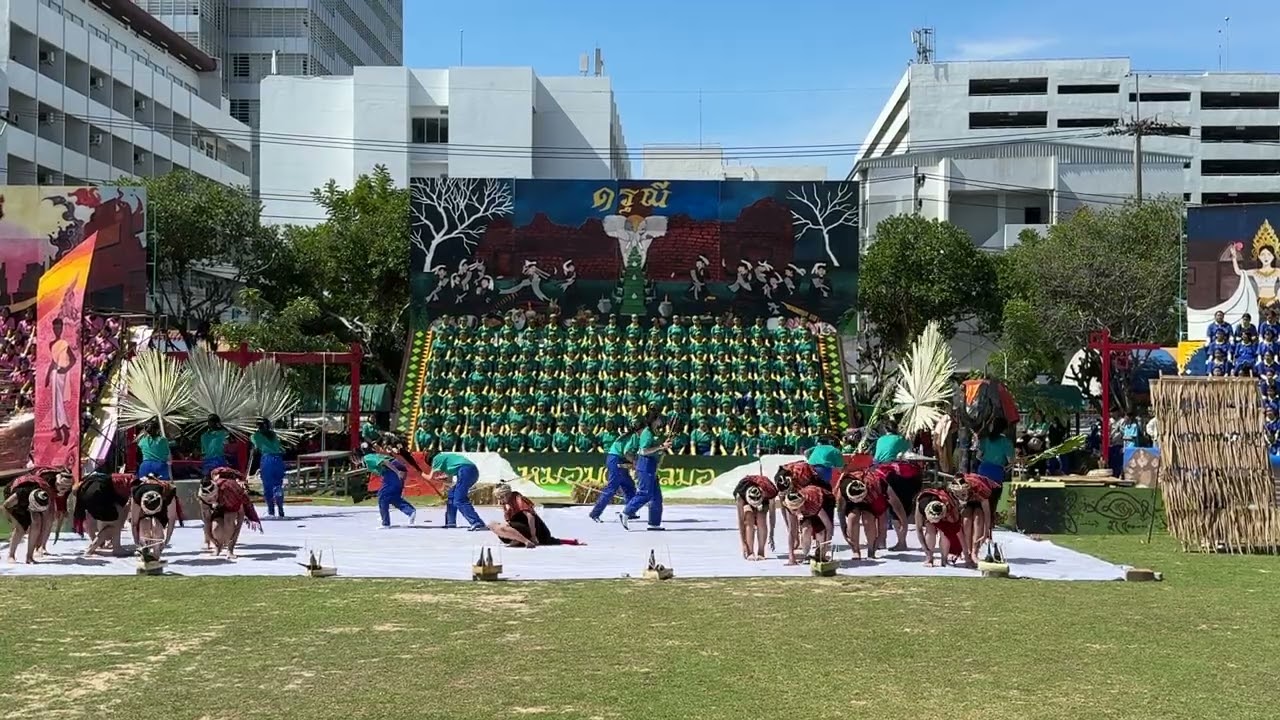 การแสดงผู้นำเชียร์และกองเชียร์ คณะดรุณี (สีเขียว) 