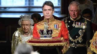 運ばれる王冠や職杖、黒杖官の役割……イギリス議会の伝統的な開会式