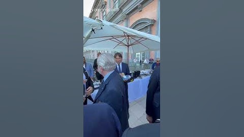 Antonio Conte si gode il gelato in terrazza al Palazzo Reale