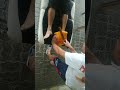 Палками по ногам