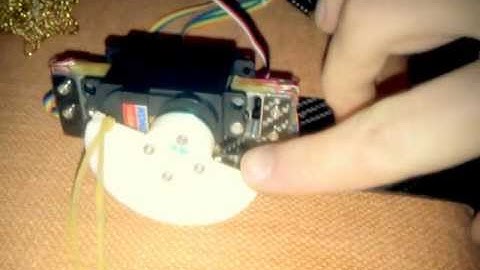 Servomotor controlled with force feedback