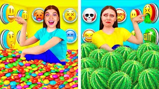 1000 Gizemli Düğme Mücadelesi Sadece 1 Tanesi Kaçmana Izin Veriyor | Şaka Savaşları KiKi Challenge