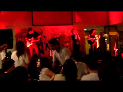 Catarina Falco & Band singing "Gold Lyon", In Dolc...