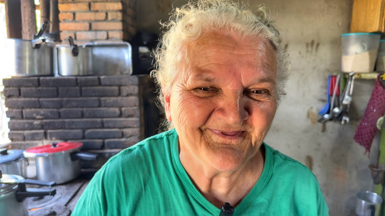 Vovó Dolores fazendo a melhor macarronada da minha vida