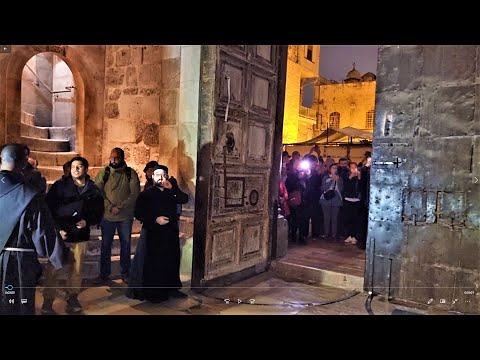 Уникальные ворота Храма Гроба Господня, возможность увидеть закрытие изнутри Храма. Иерусалим, 2023г