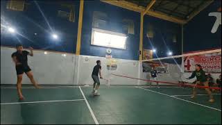 Momen lucu saat main badminton