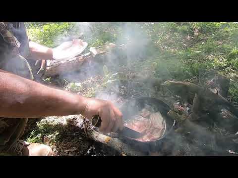 სატაცურის მომზადება ტყეში, ბეკონითა და კვერცხითPreparation of nature  Asparagus. Georgia