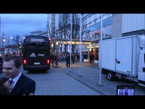 Juventus Turin in Freiburg im Colombi Hotel. Ankunft der Spieler mit dem Mannschaftsbus