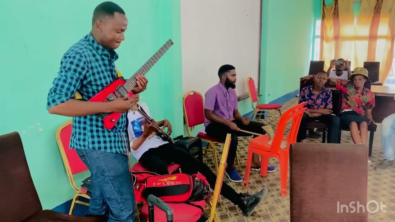 Silas MUKUNA a fait appel à l’homme de la petite guitare rouge pour un bon arrangement…