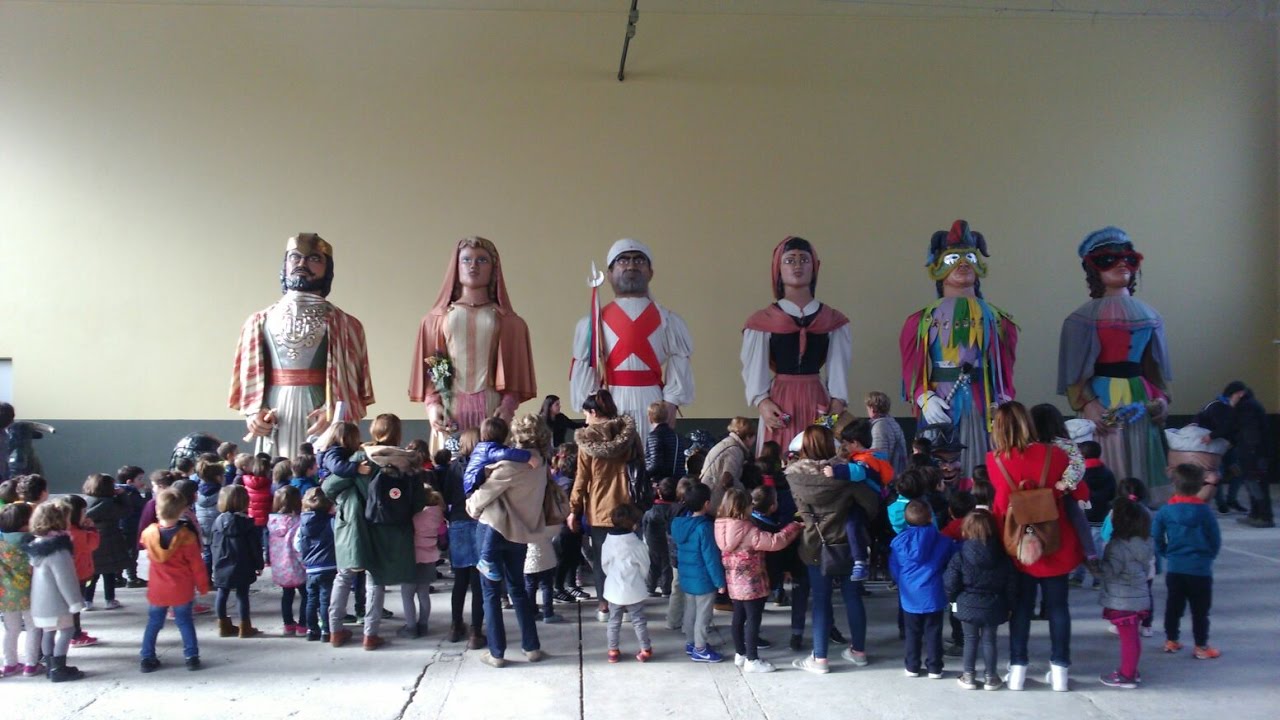 Tolosako Erraldoi eta buruhandiak Laskorain ikastolaren bisita jaso zuten.