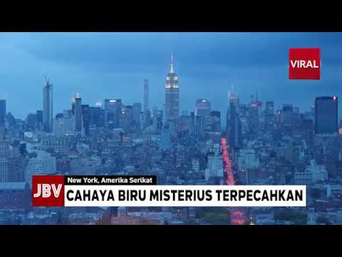 Video: Lampu Suluh Biru Di Langit Malam New York City