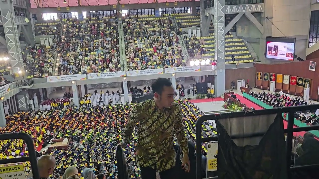 Menghadiri wisuda Ananda tercinta kedua di Universitas Indonesia.#fyp #viral #viralvideo
