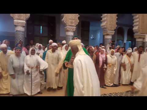 الشيخ الهادي بن عيسى او كما يلقبونه الشيخ الكامل اجواء من داخل الضريح