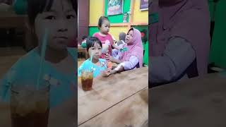 Kegiatan Keluarga Besar Arsy Apiza Anak Lucu Lagi Makan Sama Keluarga