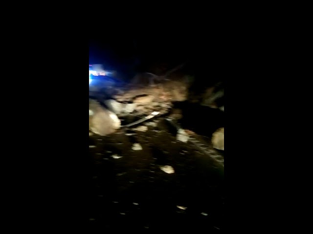 VIDEO Căderi de stânci și arbori pe DN7 Valea Oltului 1 video