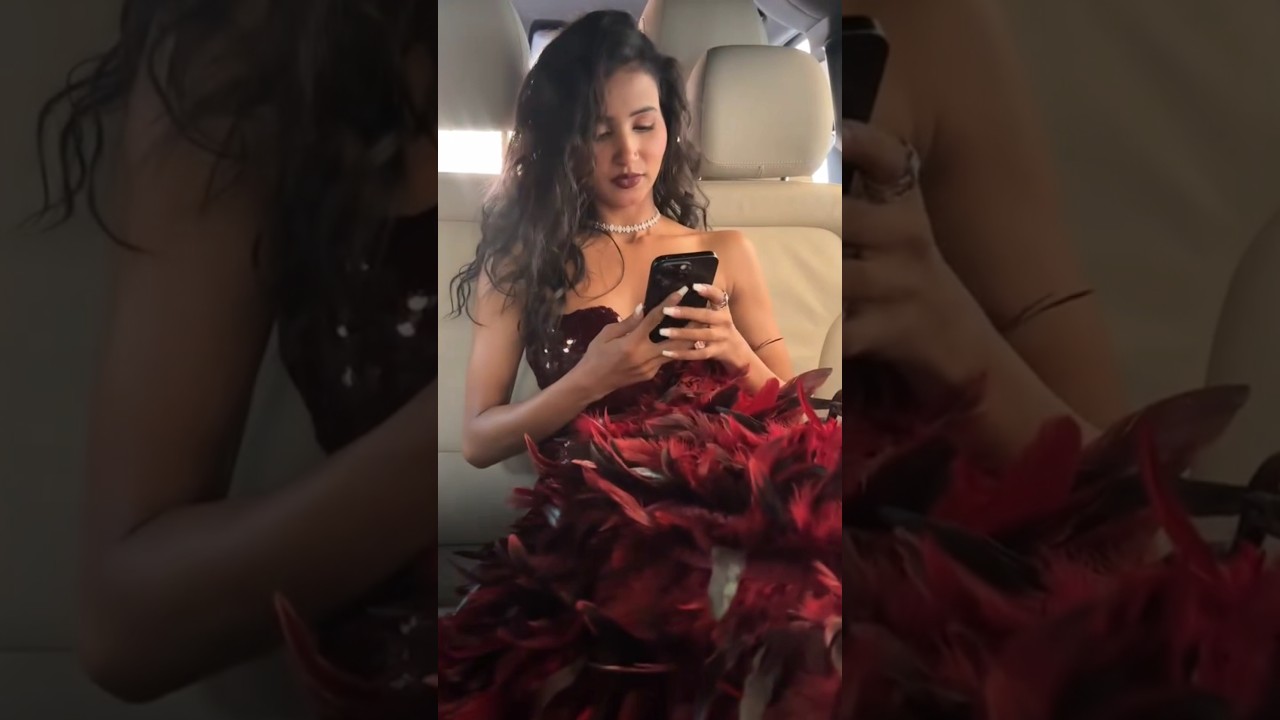 car me bethe bethe Masti kr rhe 😍😂