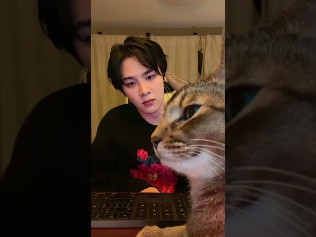 Kun must've miss Leon so much 💚🐱 #wayv #kun class=