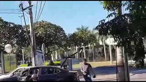 Exato momento em que policiais disfarçados “sequestram” patriota e o levam para a DPE.
