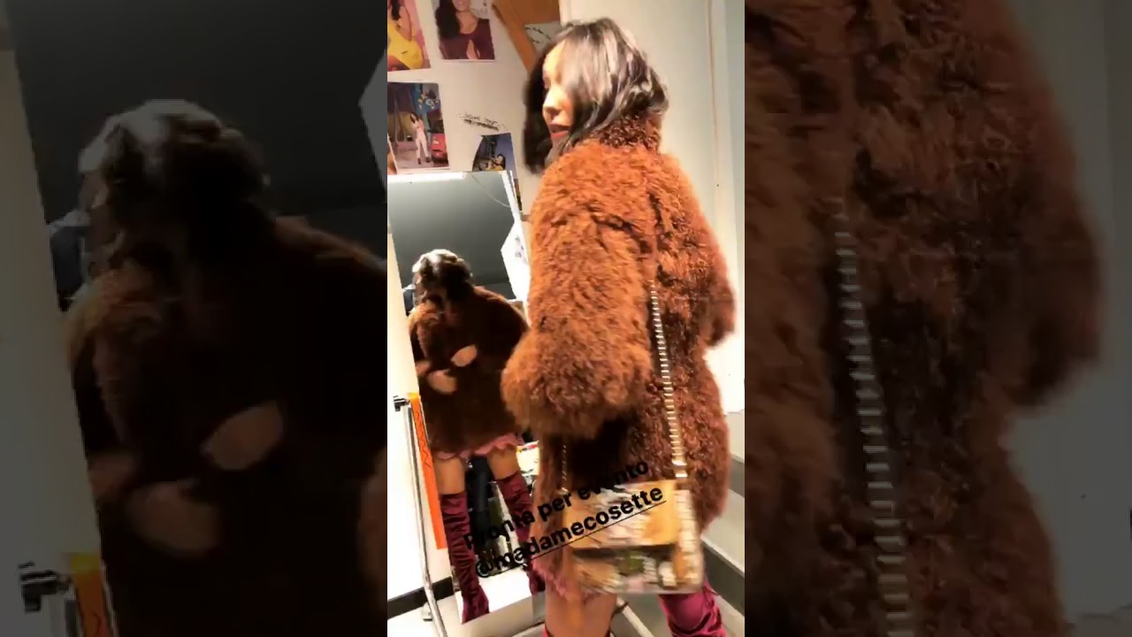 Caterina Balivo, mini, stivali e scollatura - YouTube