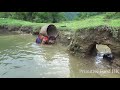 Survival skills - Primitive Life Skills Catch smart catfish - Catch tra catfish by the trapped river