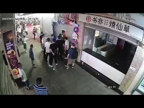 广州惊现黑社会打人强抢商铺事件广州北京路步行街，黑社会打人抢商铺，国企广州轻工集团总经理林虎、经理宋弋翔、书记李再兴、王晓鹏拿出70万元纠集黑社会，对商场商户大打出手强抢商铺，警察视若无睹真的无法无天