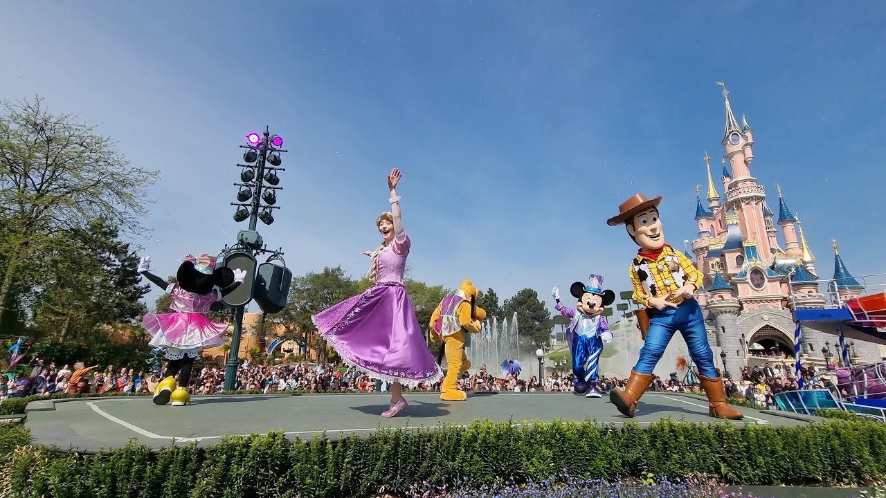 Disneyland Paris 30 ans : Spectacle Rêvons et le monde s'illumine face à Adventureland