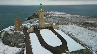 En Bretagne, le phare du cap Fréhel recouvert de neige | AFP Images