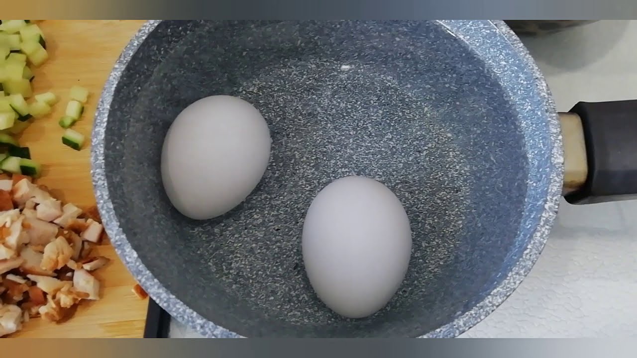 Яйца варятся. Сколько варить яйца для салата. Подставка для вареного яйца. Охлаждение вареного яйца в промышленности. Вареные яйца на ужин