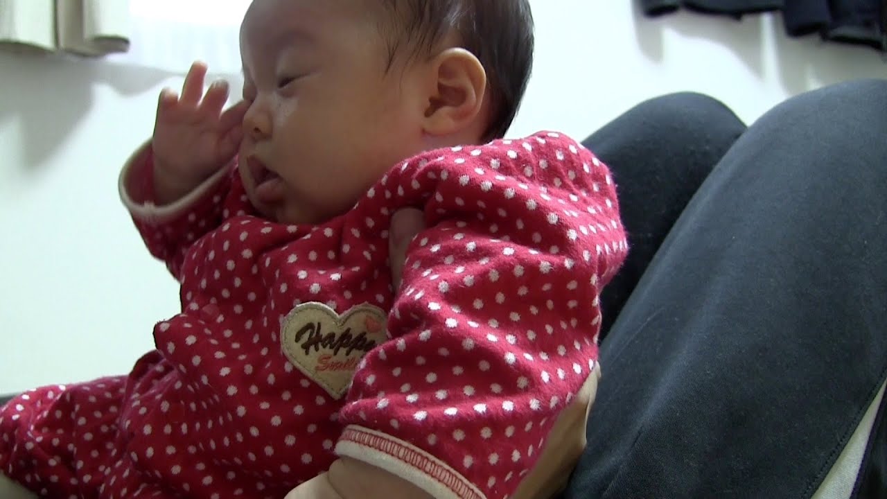 赤ちゃんかわいい動画。指を目に自爆 YouTube