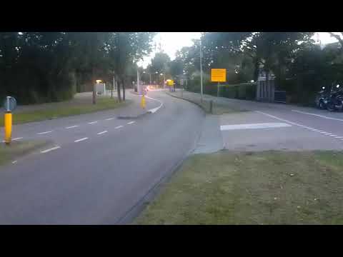 Politie motor vertrekt vanaf een verkeerscontrole in Sliedrecht bij de Anne de Vries school