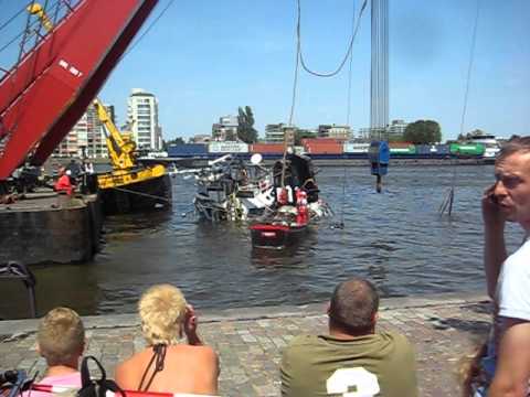 sleepboot in problemen sleepboot in de problemen tegenover grote kerk in dord sleepboot in problemen sleepboot in de problemen tegenover grote kerk in dord
