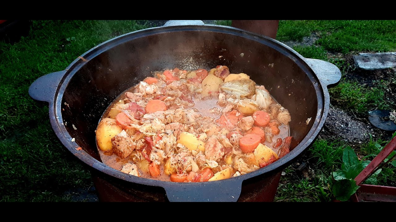 Мясо с овощами в казане на костре. Дымляма в казане на костре. Мясо с овощами в казане. Дымляма на природе. Пирог в казане на костре.