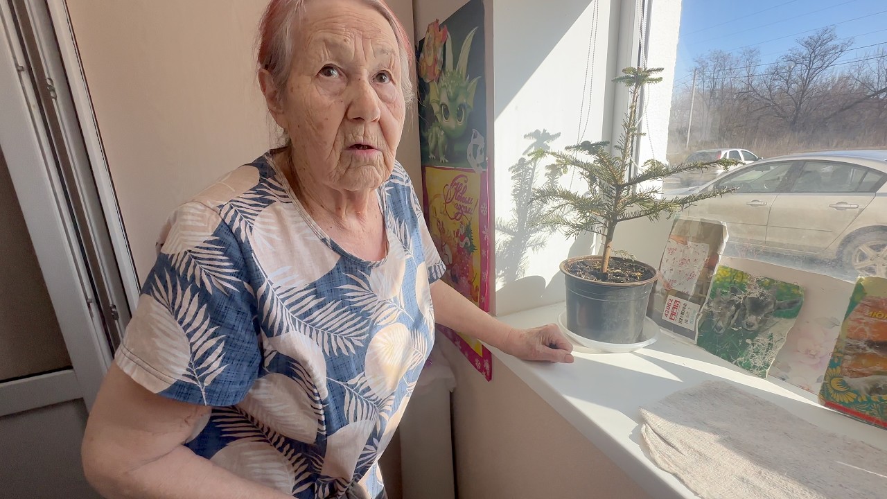 баба Люба СПАЛИЛА внука и НИКАК не расстанется с пихтой и розами