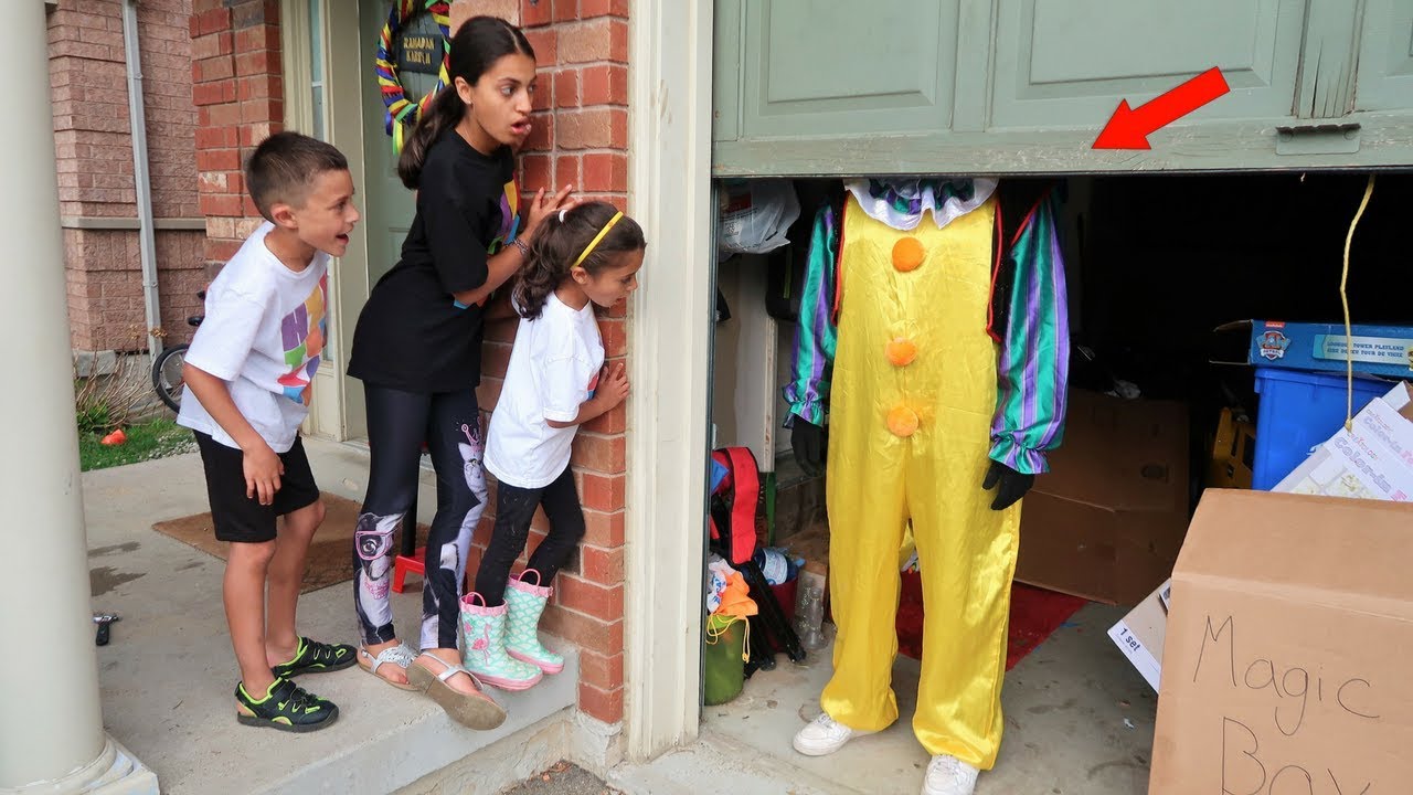 CLOWN IN OUR GARAGE - hzhtube kids fun