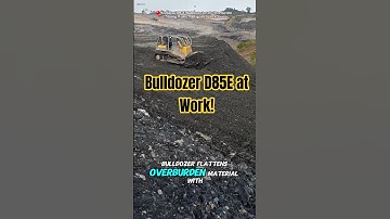 Komatsu D85E bulldozer egaliseert deklaag | Mijnbouwafvalbeheer in actie #shorts #coalmines