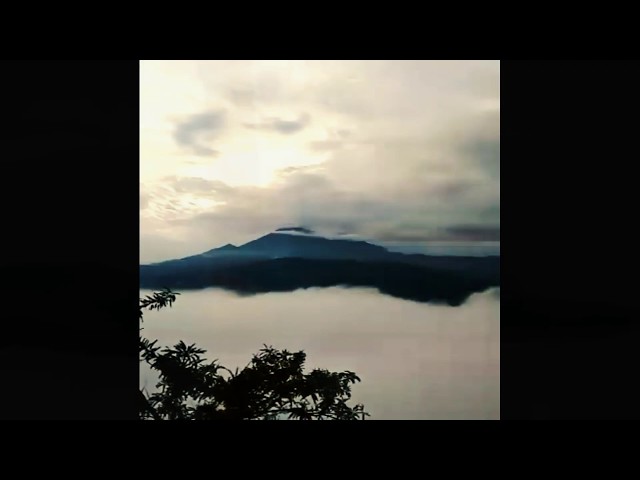 Bukit Atas Awan atau Bukit Brongkol di Desa Wisata Cempaka class=