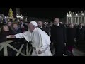 Vaticano una donna strattona bergoglio il papa si infuria e reagisce