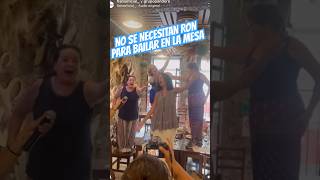 ILSE y Pandora cantando “20 Millas”, de Flans, en un restaurante.