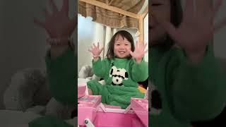 Thumbnail for 女儿想要很久的化妆品,当新年礼物送给她看看她什么反应?哈哈哈 #宝爸带娃 #看一遍笑一遍 #人类幼崽 #露兮粑粑