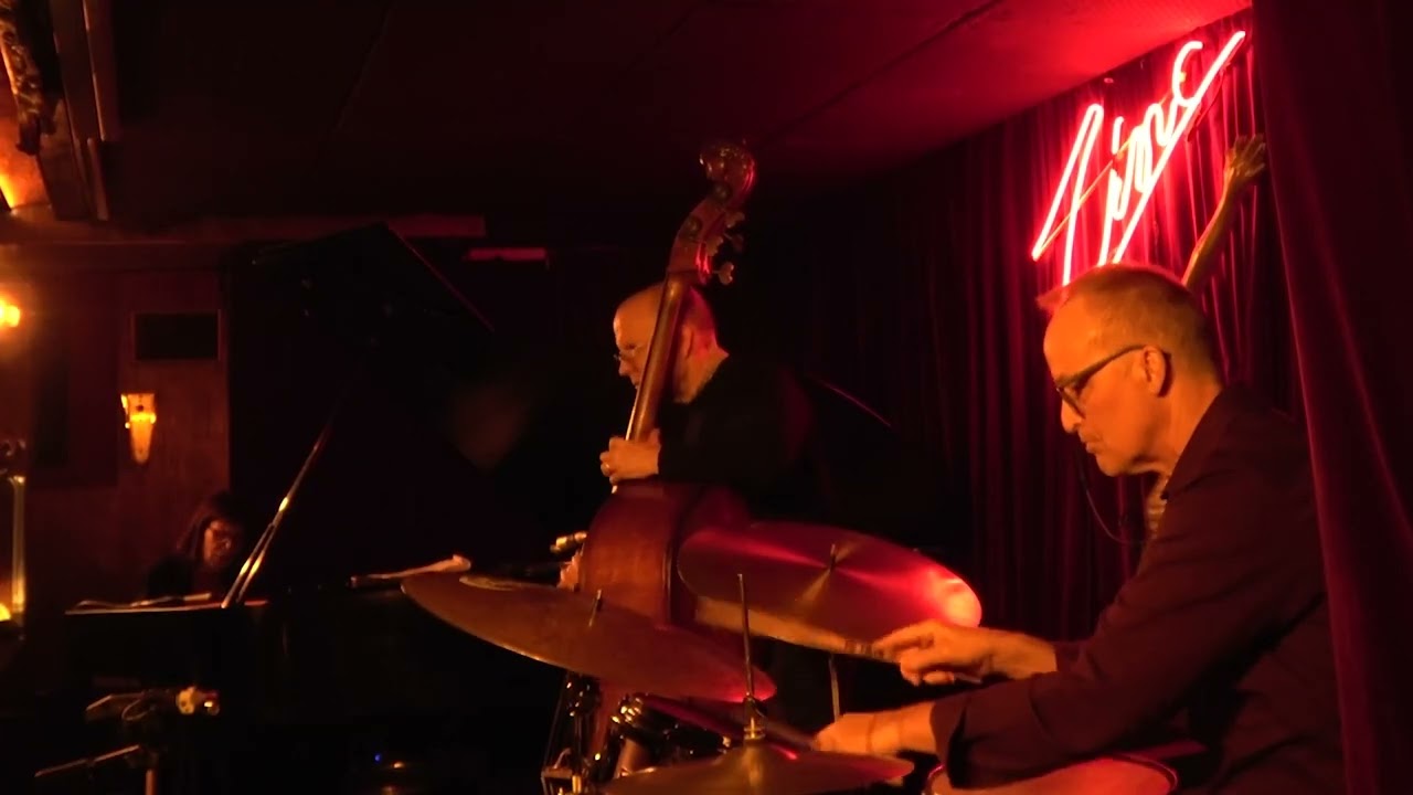 Mira Lets Get Lucky - Leslie Pintchik Trio - Live at Zinc Bar en YouTube Mira Lets Get Lucky - Leslie Pintchik Trio - Live at Zinc Bar en YouTube