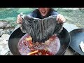 【Shyo video】小伙河邊煮牛雜火鍋，新鮮牛肚直接撕著吃，這樣的生活真爽