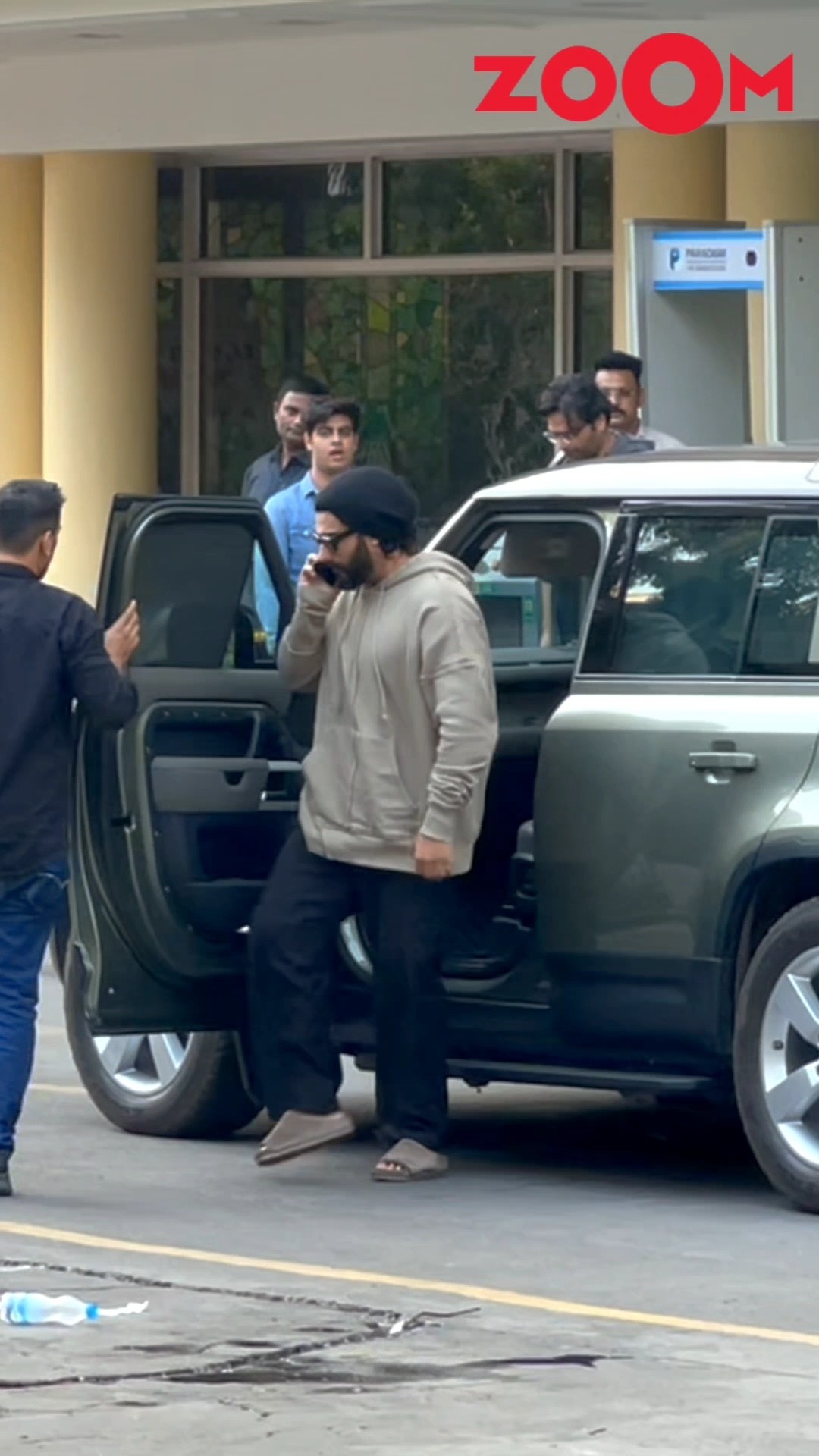 Arjun Kapoor arrives at Lilawati Hospital to meet Saif Ali Khan after stabbing attack #shorts