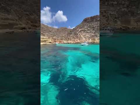 جزيرة لامبيدوزا الإيطالية البحر المتوسط