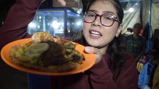 AYAM GORENG RM TEH ITA PUNCLUT BANDUNG!!! GILA!!! 3 TEMPAT BUKA 24 JAM| INDONESIAN STREET FOOD. 