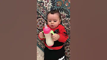 صهيب يشرب حليب لأول في الرضاعة 