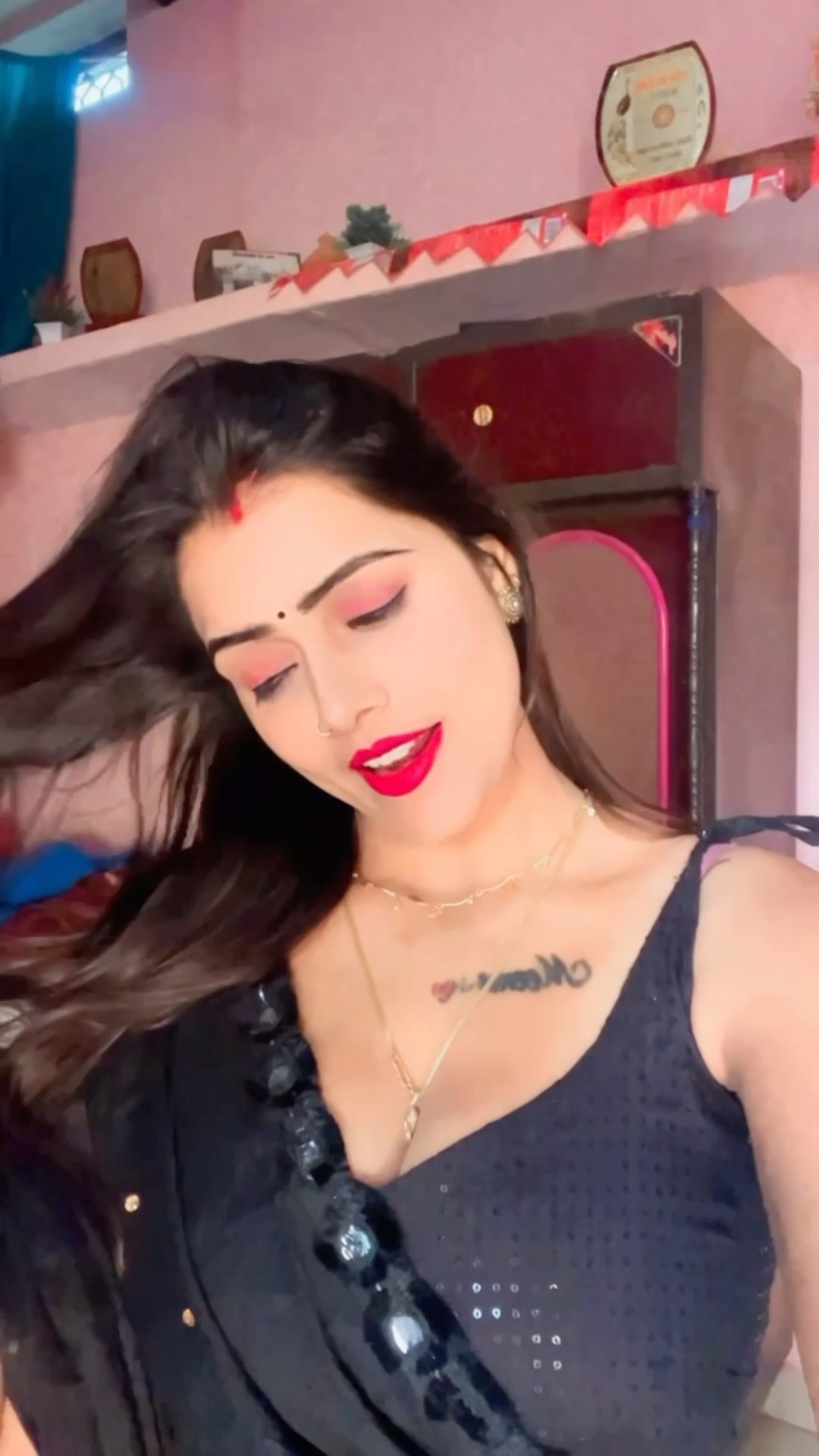 जिस को चाहे पागल करदे #shorts #meenu #trending