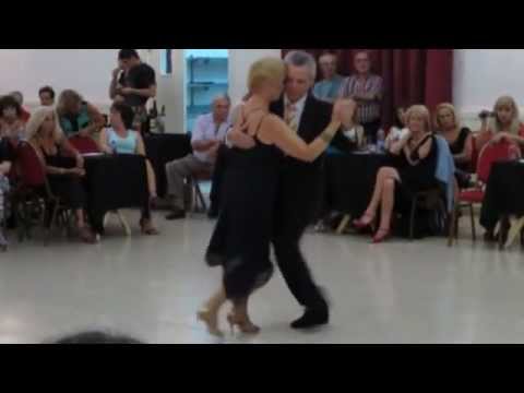 Silvia y Alfredo Alonso bailan en el Centro Montañéz el tango - En esta tarde gris-